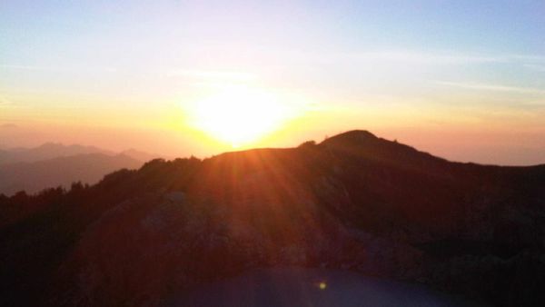 Warna-warni Danau Kelimutu di Pagi Hari