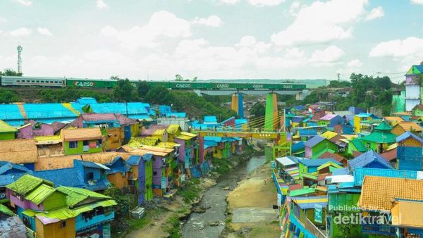 Warna-warni di Tepi Sungai Kota Malang