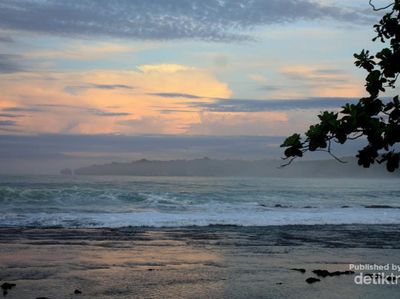 Weekend di Sawarna, dari Pantai, Gua, Sampai Sawah Hijau