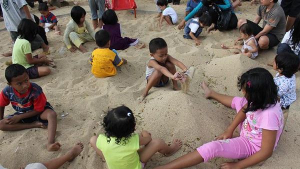 Weekend Seru, Main Air & Pasir di Taman Trunojoyo Malang