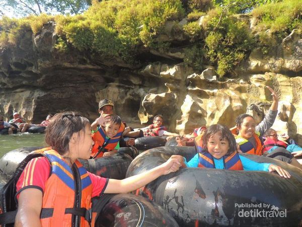 Wisata Air di Sungai Oyo Gunungkidul, Cocok Untuk si Buah Hati