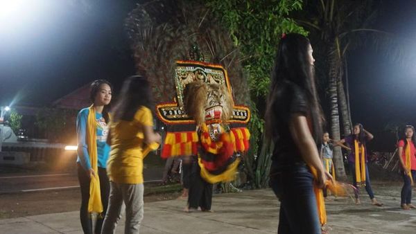 Wisata Beda di Ponorogo, Nonton Latihan Reog