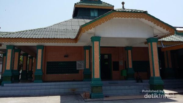 Wisata Religi ke Masjid Raya Sulaimaniyah Pantai Cermin
