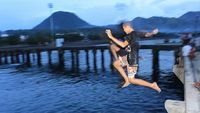 Wow! Aksi Terjun Bebas Anak-Anak di Pelabuhan Ende