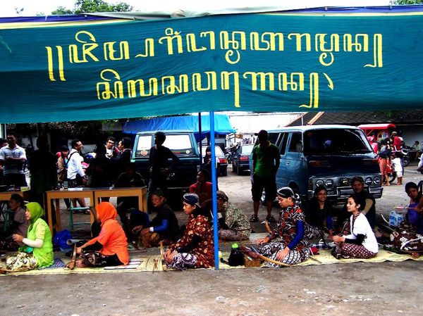 Wow, Bule dari Polandia Ikut Lomba Panahan Tradisional Gaya Mataraman!