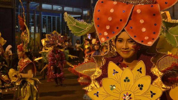 Wow! Bunga-bunga Cantik di Semarang Night Carnival 2012