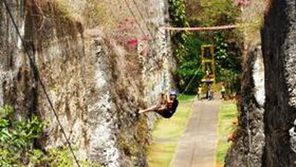 Wush! Serunya Meluncur dengan Flying Fox di GWK, Bali