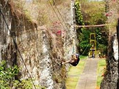 Wush! Serunya Meluncur dengan Flying Fox di GWK, Bali