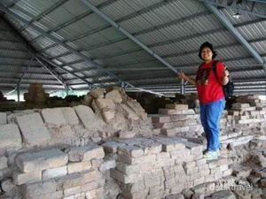 Yang Antimainstream di Mojokerto, Candi Gentong Trowulan