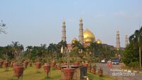 Yang Megah di Depok, Masjid Kubah Emas