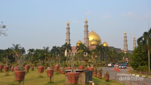 Yang Megah di Depok, Masjid Kubah Emas