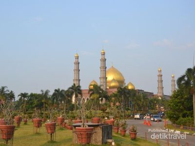 Yang Megah di Depok, Masjid Kubah Emas