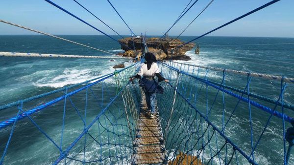 Yuk, Pacu Adrenalinmu di Pantai Timang!