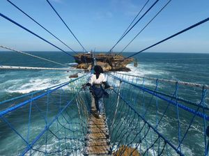 Yuk, Pacu Adrenalinmu di Pantai Timang!