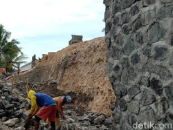 Dinding Jalan Akses Menuju Jembatan Cikidang Pangandaran Ambruk