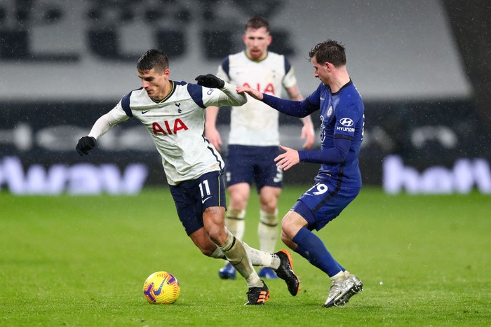 LONDON, ENGLAND - FEBRUARY 04: Erik Lamela of Tottenham Hotspur is challenged by Mason Mount of Chelsea during the Premier League match between Tottenham Hotspur and Chelsea at Tottenham Hotspur Stadium on February 04, 2021 in London, England. Sporting stadiums around the UK remain under strict restrictions due to the Coronavirus Pandemic as Government social distancing laws prohibit fans inside venues resulting in games being played behind closed doors. (Photo by Clive Rose/Getty Images)