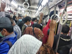 Viral Foto Penumpang Berdesakan di Gerbong KRL, Ini Penjelasan KCI
