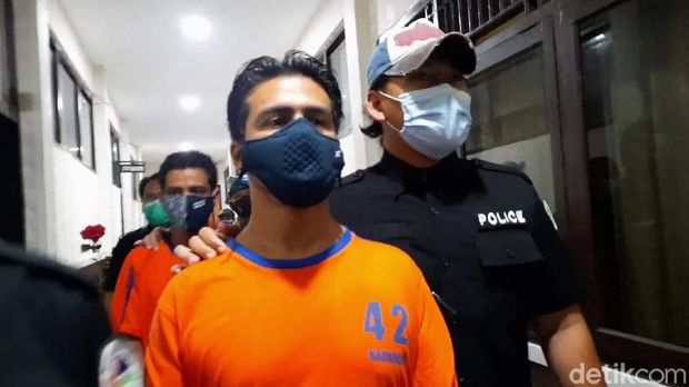 Mantan suami Dina Lorenza ditangkap karena narkoba. Polisi menyita barang bukti berupa ganja hingga sabu dari Gathan Saleh Hilabi alias GSH.