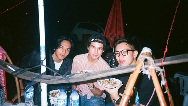 Gaya Jefri Nichol Saat Asyik Makan Sate Maranggi hingga Gultik