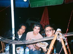 Gaya Jefri Nichol Saat Asyik Makan Sate Maranggi hingga Gultik