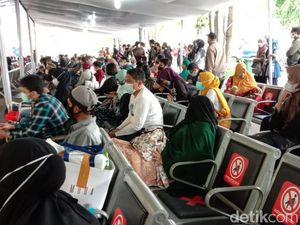 Antrean GeNose di Stasiun Senen Penuh, Petugas Arahkan ke Gambir Antrean GeNose di Stasiun Senen Penuh, Petugas Arahkan ke Gambir