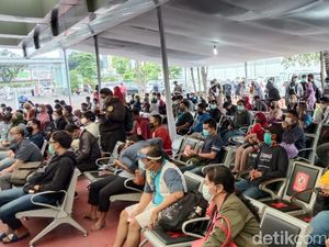 Antrean Membludak, GeNose Test di Stasiun Senen Pakai Sistem Buka Tutup