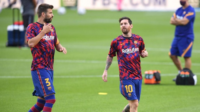 BARCELONA, SPAIN - SEPTEMBER 19: Gerard Pique of Barcelona warms up with Lionel Messi of Barcelona  during the Joan Gamper Trophy match between FC Barcelona and Elche CF on September 19, 2020 in Barcelona, Spain. (Photo by Alex Caparros/Getty Images)