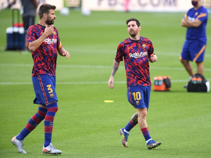 BARCELONA, SPAIN - SEPTEMBER 19: Gerard Pique of Barcelona warms up with Lionel Messi of Barcelona  during the Joan Gamper Trophy match between FC Barcelona and Elche CF on September 19, 2020 in Barcelona, Spain. (Photo by Alex Caparros/Getty Images)