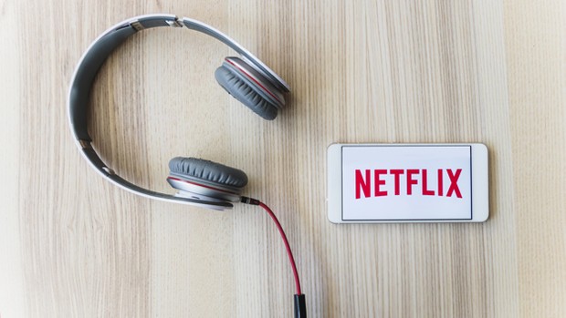 Memberikan voucher platform streaming favorit sebagai hadiah valentine.