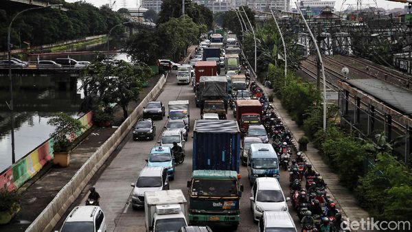 Jalan RE Martadinata Jakut Macet Total