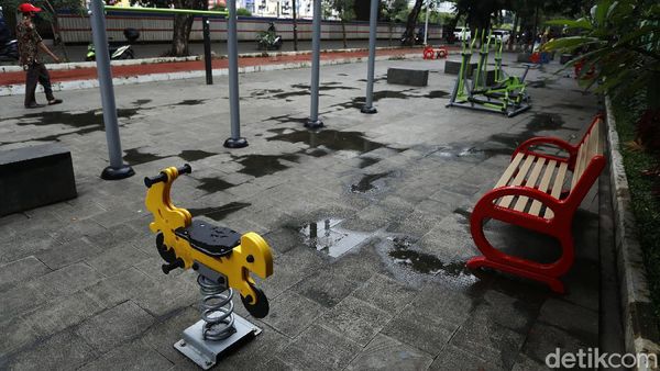 Jalur Pedestrian di Bekasi Ini Disulap Jadi Tempat Bermain Anak