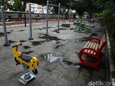 Jalur Pedestrian di Bekasi Ini Disulap Jadi Tempat Bermain Anak