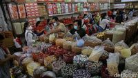 Jelang Imlek, Pedagang Kue Kering Diserbu Pembeli