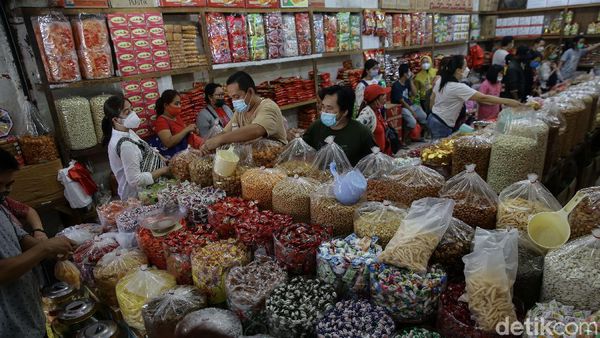 Jelang Imlek, Pedagang Kue Kering Diserbu Pembeli