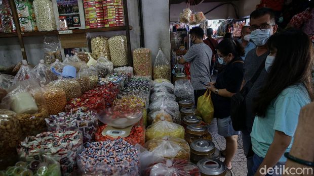 Masyarakat membeli berbagai macam kue kering dan manisan di kawasan Glodok, Jakarta Barat, Jumat (5/2/2021).