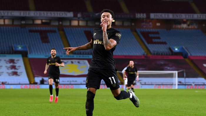 BIRMINGHAM, ENGLAND - FEBRUARY 03: Jesse Lingard of West Ham United celebrates after scoring their sides third goal during the Premier League match between Aston Villa and West Ham United at Villa Park on February 03, 2021 in Birmingham, England. Sporting stadiums around the UK remain under strict restrictions due to the Coronavirus Pandemic as Government social distancing laws prohibit fans inside venues resulting in games being played behind closed doors. (Photo by Shaun Botterill/Getty Images)