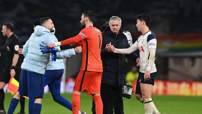 LONDON, ENGLAND - FEBRUARY 04: Jose Mourinho, Manager of Tottenham Hotspur shakes hands with Son Heung-Min of Tottenham Hotspur following the Premier League match between Tottenham Hotspur and Chelsea at Tottenham Hotspur Stadium on February 04, 2021 in London, England. Sporting stadiums around the UK remain under strict restrictions due to the Coronavirus Pandemic as Government social distancing laws prohibit fans inside venues resulting in games being played behind closed doors. (Photo by Neil Hall - Pool/Getty Images)