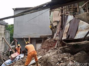 Pemilik Sempat Rasakan Getaran Sebelum Rumah Longsor di Pejaten Jaksel Pemilik Sempat Rasakan Getaran Sebelum Rumah Longsor di Pejaten Jaksel