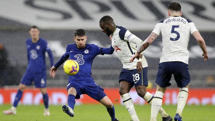 LONDON, ENGLAND - FEBRUARY 04: Tanguy Ndombele of Tottenham Hotspur battles for possession with Jorginho of Chelsea during the Premier League match between Tottenham Hotspur and Chelsea at Tottenham Hotspur Stadium on February 04, 2021 in London, England. Sporting stadiums around the UK remain under strict restrictions due to the Coronavirus Pandemic as Government social distancing laws prohibit fans inside venues resulting in games being played behind closed doors. (Photo by Kirsty Wigglesworth - Pool/Getty Images)