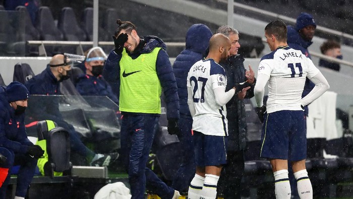 LONDON, ENGLAND - FEBRUARY 04: Gareth Bale of Tottenham Hotspur looks dejected during the Premier League match between Tottenham Hotspur and Chelsea at Tottenham Hotspur Stadium on February 04, 2021 in London, England. Sporting stadiums around the UK remain under strict restrictions due to the Coronavirus Pandemic as Government social distancing laws prohibit fans inside venues resulting in games being played behind closed doors. (Photo by Clive Rose/Getty Images)