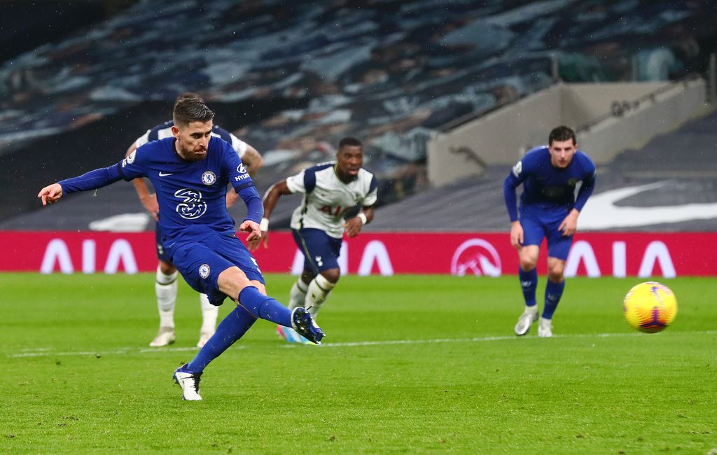 LONDON, ENGLAND - FEBRUARY 04: Jorginho of Chelsea scores their team's first goal from the penalty spot during the Premier League match between Tottenham Hotspur and Chelsea at Tottenham Hotspur Stadium on February 04, 2021 in London, England. Sporting stadiums around the UK remain under strict restrictions due to the Coronavirus Pandemic as Government social distancing laws prohibit fans inside venues resulting in games being played behind closed doors. (Photo by Clive Rose/Getty Images)