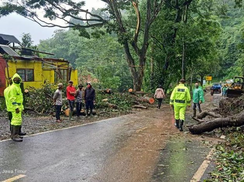 Longsor Teratasi, Jalur Malang-Kediri Kembali Bisa Dilewati Longsor Teratasi, Jalur Malang-Kediri Kembali Bisa Dilewati