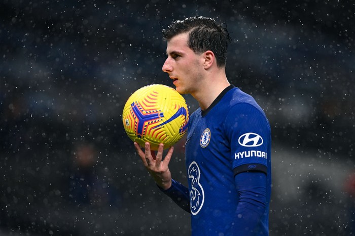 LONDON, ENGLAND - FEBRUARY 04: Mason Mount of Chelsea carries the ball during the Premier League match between Tottenham Hotspur and Chelsea at Tottenham Hotspur Stadium on February 04, 2021 in London, England. Sporting stadiums around the UK remain under strict restrictions due to the Coronavirus Pandemic as Government social distancing laws prohibit fans inside venues resulting in games being played behind closed doors. (Photo by Neil Hall - Pool/Getty Images)