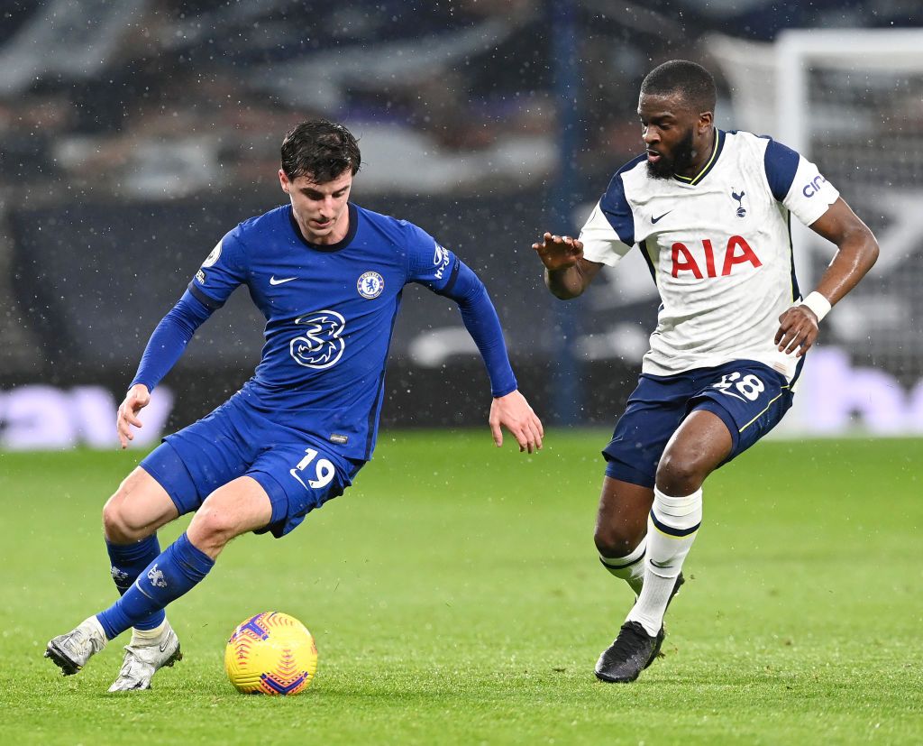 LONDON, ENGLAND - FEBRUARY 04: Mason Mount of Chelsea carries the ball during the Premier League match between Tottenham Hotspur and Chelsea at Tottenham Hotspur Stadium on February 04, 2021 in London, England. Sporting stadiums around the UK remain under strict restrictions due to the Coronavirus Pandemic as Government social distancing laws prohibit fans inside venues resulting in games being played behind closed doors. (Photo by Neil Hall - Pool/Getty Images)