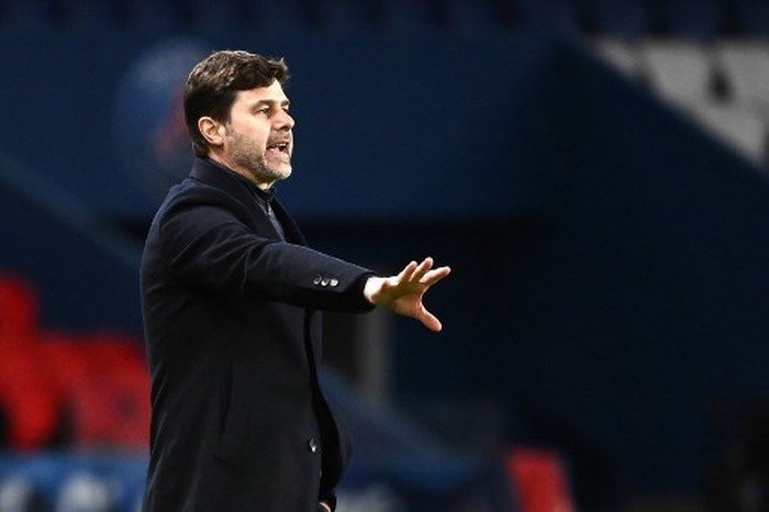 Paris Saint-Germains Argentine head coach Mauricio Pochettino gives his instructions during the French L1 football match between Paris Saint-Germain and Nimes Olympique at the Parc des Princes stadium in Paris on February 3, 2021. (Photo by FRANCK FIFE / AFP)