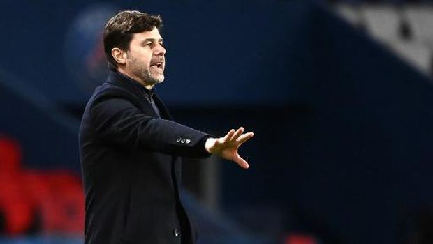 Paris Saint-Germain's Argentine head coach Mauricio Pochettino gives his instructions during the French L1 football match between Paris Saint-Germain and Nimes Olympique at the Parc des Princes stadium in Paris on February 3, 2021. (Photo by FRANCK FIFE / AFP)
