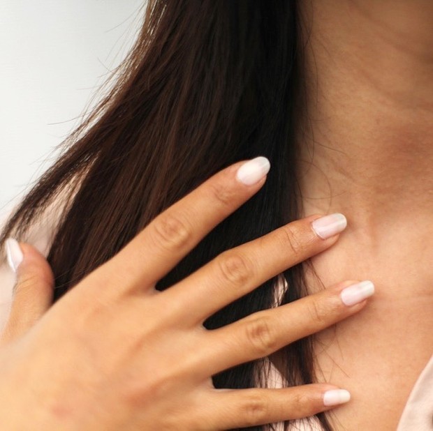 Kandungan lemak di minyak kelapa membantu mempertahankan kelembapan alami yang membuat kulit kamu terhidrasi untuk waktu yang sangat lama.