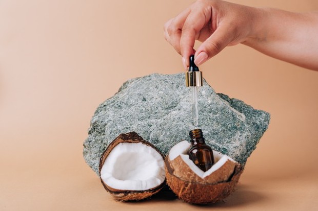 Karena minyak kelapa adalah agen antijamur alami, ini dapat bekerja dengan baik pada kuku kaki yang menguning akibat jamur.