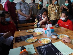 Resmikan Kafe Eks Pecandu Narkoba, Risma Cicipi Wedang Uwuh dan Kopi