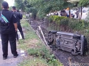 Sopir Ngantuk, Taksi Online Tercebur Sungai di Surabaya